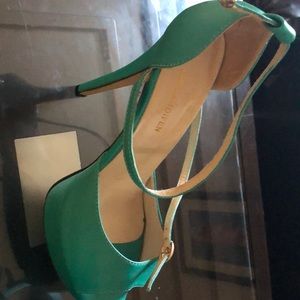 LOSLANDDIFEN Teel pumps.